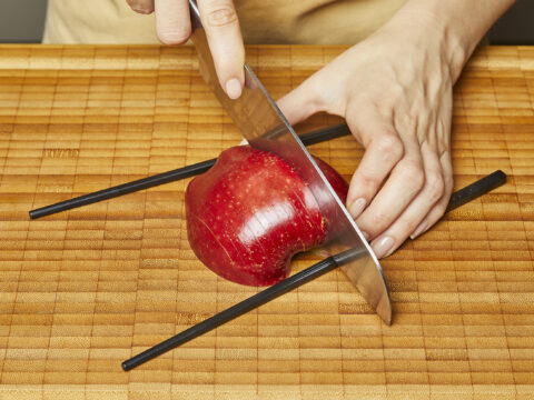 Mr. Tom Veganuary Rezept Veganer Apple Crumble Hasselback mit Mr. Tom-Streuseln Zubereitung Schritt 2