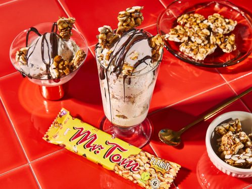 Mr. Tom Veganuary Rezept Erdnuss-Nicecream mit Schokoladen-Topping Stimmungsbild Nahaufnahme